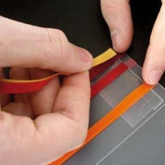 Um ein Hard Cover Buch mit mehreren Lesebändchen auszurüsten diese vorab aufeinander kleben.