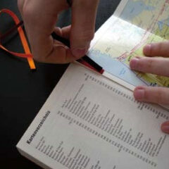 Bei Soft Cover Büchern können die Bändchen einfach im Buch übereinander geklebt werden.