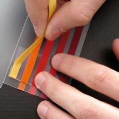 Lesebändchen aus der Verpackung lösen.