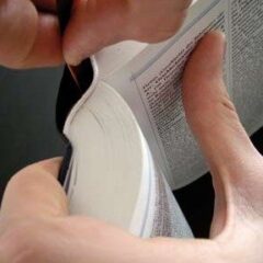 Lesebändchen mit der Klebefläche von innen an den Buchrücken legen.