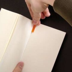 Bei Soft Cover Büchern lassen sich die Lesebändchen gut innen auf die hintere Umschlagsseite kleben.